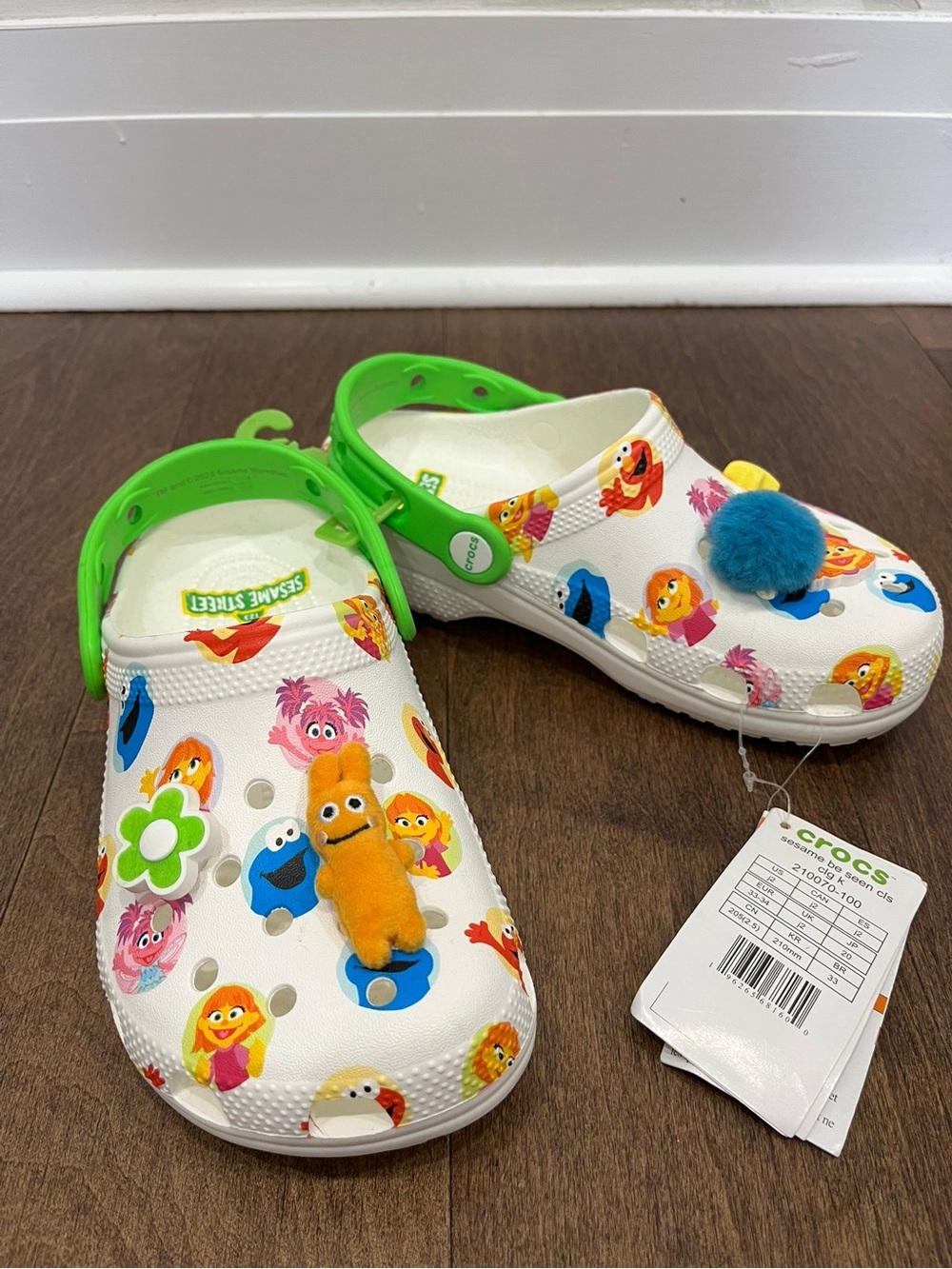 NEW Crocs Classic ClogSesame Street Be Seen (Kids) 210070-100 sz j2